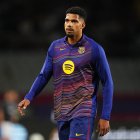 BARCELONA, SPAIN - NOVEMBER 02: Ronald Araujo of FC Barcelona looks on as he warms up prior to the LaLiga EA Sports match between FC Barcelona and Elche CF at Spotify Camp Nou on November 02, 2025 in Barcelona, Spain. (Photo by Alex Caparros/Getty Images)