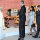 Felipe VI y Letizia recorren la exposición dedicada a Victoria Eugenia, frente a uno de los vestidos originales de la reina y su tocador personal, recreado en la Galería de las Colecciones Reales.