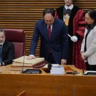 El nuevo president de la Generalitat valenciana, Juanfran Pérez Llorca (c), toma posesión de su cargo, en Les Corts Valencianes, a 2 de diciembre de 2025, en Valencia, Comunidad Valenciana (España). El 'popular' Juanfran Pérez Llorca toma posesión hoy de su cargo como president de la Generalitat tras salir adelante su investidura la pasada semana gracias a los votos del PP y Vox en Les Corts, y una vez publicado su nombramiento en el Boletín Oficial del Estado (BOE).

Jorge Gil / Europa Press
02/12/2025
