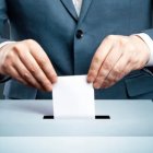 Ciudadano ejerciendo su derecho al voto