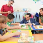 El presidente de la Junta de Andalucía, Juanma Moreno durante una visita a un aula del CEIP Juan Ramón Jiménez.