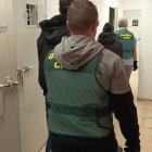 Los presuntos estafadores son detenidos por la Guarcia Civil en Torrevieja.