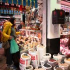 Varias personas en el mercado de abastos realizan sus compras el día previo a la cena de Nochebuena.
María José López / Europa Press
23/12/2024