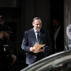 (Foto de ARCHIVO)
El exministro de Transportes José Luis Ábalos a su salida del Tribunal Supremo, a 15 de octubre de 2025, en Madrid (España). Ábalos está citado a raíz de la información recabada en el último informe de la Unidad Central Operativa (UCO) de la Guardia Civil sobre su situación patrimonial. Además, se rechazó la renuncia del exministro a su defensa legal, por su obligación de acudir acompañado, y se revisan las medidas cautelares.

Diego Radamés / Europa Press
15 OCTUBRE 2025;PIXELADA
15/10/2025