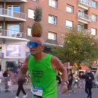 Un runner con una piña en la cabeza en la maratón de Valencia