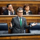 El ministro de la Presidencia, Justicia y Relaciones con als Cortes, Félix Bolaños, interviene durante una sesión de control al Gobierno, en el Congreso de los Diputados, a 10 de diciembre de 2025, en Madrid (España). El Gobierno se enfrenta una semana más a las preguntas de la oposición, en concreto esta semana sobre el Plan Auto 2030, la sanidad animal en España y las políticas para garantizar el equilibrio entre la fauna salvaje y la ganadería. Además, el ministro de Asuntos Exteriores, Unión Europea y Cooperación comparece, a petición propia, para informar de la política exterior de España en defensa de la paz, el derecho internacional y el multilateralismo.

Ananda Manjón / Europa Press
10/12/2025