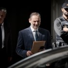 (Foto de ARCHIVO)
El exministro de Transportes José Luis Ábalos a su salida del Tribunal Supremo, a 15 de octubre de 2025, en Madrid (España). Ábalos está citado a raíz de la información recabada en el último informe de la Unidad Central Operativa (UCO) de la Guardia Civil sobre su situación patrimonial. Además, se rechazó la renuncia del exministro a su defensa legal, por su obligación de acudir acompañado, y se revisan las medidas cautelares.

Diego Radamés / Europa Press
15/10/2025