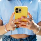 El telefono movil en las manos tiene muchos usos