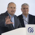 El secretario general del PP, Miguel Tellado, y el presidente del PP vasco, Javier de Andrés