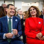 El presidente de la Junta de Andalucía y del PP-A, Juanma Moreno, y la vicepresidenta  del Gobierno y líder del PSOE-A, María Jesús Montero, en un acto en Bélgica.