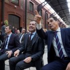 El presidente de la Junta de Andalucía, Juanma Moreno, junto al consejero de Justicia, José Antonio Nieto, y al alcalde de Cádiz, Bruno García.