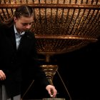 El momento más esperado del año: una niña de San Ildefonso extrae una de las miles de bolas premiadas en el histórico Sorteo Extraordinario de Navidad.