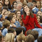 La Reina Letizia durante su visita al colegio Cortes de Cádiz en Madrid.