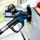 Surtidor echando gasolina a un coche