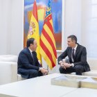 El presidente del Gobierno, Pedro Sánchez, y el presidente de la Generalitat valenciana, Juanfran Pérez Llorca, durante una reunión, en el Palacio de La Moncloa.