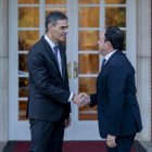 El presidente del Gobierno, Pedro Sánchez (i), y el presidente de la Generalitat valenciana, Juanfran Pérez Llorca (d), durante una reunión, en el Palacio de La Moncloa, a 17 de diciembre de 2025, en Madrid (España). Se trata del primer encuentro entre el presidente del Gobierno y el presidente de la Generalitat tras la investidura de Pérez Llorca el pasado 2 de diciembre. Durante su encuentro, el presidente del ejecutivo valenciano ha pedido un Pacto del Agua y que "respete" las normas aprobadas en Les Corts como la Ley de Costas.

Alberto Ortega / Europa Press
17/12/2025