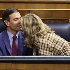 Yolanda Díaz besa a Pedro Sánchez en el Congreso