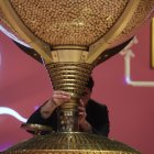 Varias personas rellenan los bombos del Sorteo Extraordinario de la Lotería de Navidad 2025, en el Teatro Real, a 22 de diciembre de 2025, en Madrid (España). El Sorteo Extraordinario de la Lotería de Navidad de 2025 consta de 198 series y cada serie tiene 100.000 billetes. El total de la emisión asciende a 3.960 millones de euros y se destina a premios (70% de la emisión) 2.772 millones de euros. Cada serie distribuye en premios 14 millones de euros y en total se reparten 30.301.920 premios durante un sorteo que tiene una duración aproximada de cuatro horas.

Eduardo Parra / Europa Press
22/12/2025