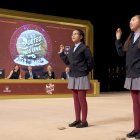 Dos niñas de San Ildefonso cantan El Gordo de Navidad