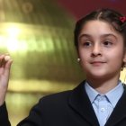 Una niña del Colegio de San Ildefonso, canta el tercer premio de la Lotería de Navidad.