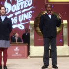Dos niños del Colegio de San Ildefonso, cantan el 70048 segundo premio de la Lotería de Navidad, durante la celebración del Sorteo Extraordinario de la Lotería de Navidad 2025, en el Teatro Real, a 22 de diciembre de 2025, en Madrid (España). El Sorteo Extraordinario de la Lotería de Navidad de 2025 consta de 198 series y cada serie tiene 100.000 billetes. El total de la emisión asciende a 3.960 millones de euros y se destina a premios (70% de la emisión) 2.772 millones de euros. Cada serie distribuye en premios 14 millones de euros y en total se reparten 30.301.920 premios durante un sorteo que tiene una duración aproximada de cuatro horas.

Eduardo Parra / Europa Press
22/12/2025