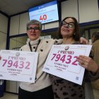Empleados de la administración situada en la plaza Obispo Alcolea, 4, celebran que han vendido parte del número 79432 correspondiente al ‘Gordo’ del Sorteo extraordinario de la Lotería de Navidad 2025, a 22 de diciembre de 2025, en La Bañeza, León, Castilla y León (España). 
Fernando Otero / Europa Press
22 DICIEMBRE 2025