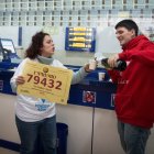 Empleados de la administración situada en la calle Ricardo Ortiz, 8 celebran que han vendido parte del número 79432 correspondiente al ‘Gordo’ del Sorteo Extraordinario de la Lotería de Navidad 2025, a 22 de diciembre de 2025, en Madrid (España). El Sorteo Extraordinario de la Lotería de Navidad de 2025 consta de 198 series y cada serie tiene 100.000 billetes. El total de la emisión asciende a 3.960 millones de euros y se destina a premios (70% de la emisión) 2.772 millones de euros. Cada serie distribuye en premios 14 millones de euros y en total se reparten 30.301.920 premios durante un sorteo que tiene una duración aproximada de cuatro horas.

Fernando Sánchez / Europa Press
22 DICIEMBRE 2025;GORDO;LOTERÍA;SORTEO EXTRAORDINARIO;NAVIDAD;MADRID;
22/12/2025