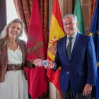 La concejal de Vox en Sevilla, Cristina Peláez, y el  alcalde de Sevilla, José Luis Sanz.