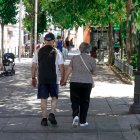 Una pareja de ancianos camina por la calle cogida de la mano, a 27 de julio de 2021, en Madrid, (España). 
A. Pérez Meca / Europa Press
27/7/2021