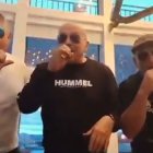 El concejal de Martos Manuel Cortés en el vídeo en el que realiza cánticos machistas con dos amigos.