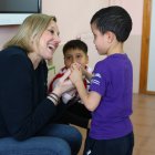 la Vicepresidenta y consejera de Familia e Igualdad de Oportunidades, Isabel Blanco, durante su visita a los participantes en el programa Conciliamos en el Ceip Nuestra Señora de la Asunción de Salamanca.