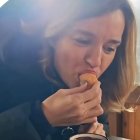 Pilar Alegría en uno de sus vídeos tomando chocolate
