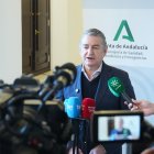 El consejero de Sanidad y Presidencia de la Junta de Andalucía, Antonio Sanz informa sobre el Plan de Atención a Personas afectadas por Enfermedades Raras