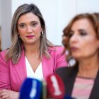 La portavoz parlamentaria del PSOE-A, María Márquez, observa a la secretaria general del PSOE-A, María Jesús Montero.