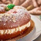 El roscón de Reyes relleno de nata es una de las versiones más populares del dulce tradicional del 6 de enero.
