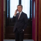 El presidente del PP, Alberto Núñez Feijóo, conversa por teléfono tras una sesión plenaria, en el Congreso de los Diputados.