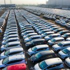 Coches esperando en una campa para su venta