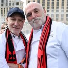 El chef José Andrés posando con otro cocinero en un evento gastronómico en Las Vegas.