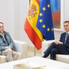 El presidente del Gobierno, Pedro Sánchez, recibe al presidente de Esquerra Republicana de Catalunya (ERC), Oriol Junqueras, en el Palacio de la Moncloa.