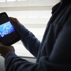 Un hombre sujeta una tablet con un gráfico, a 4 de enero de 2022, en Madrid, (España). 
Jesús Hellín / Europa Press
04 ENERO 2022
