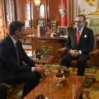 El presidente del Gobierno español, Pedro Sánchez, y el rey de Marruecos, Mohamed VI en su primer viaje oficial de esta legislatura a Marruecos, a 21 de febrero de 2024, en Rabat (Marruecos)