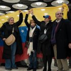 El fundador de la ONG Refugiados sin fronteras, Sergio Contreras, junto a familiares y amigos esperan la llegada a España de los españoles liberados por el gobierno venezolano.