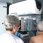 Imagen de una mujer en una prueba de mamografía.