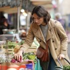 El carrito, cada vez más habitual en mercados urbanos, aligera la compra diaria sin perder estilo