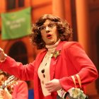 Uno de los componentes de la chirigota 'To ma mí' del Carnaval de Cádiz, caracterizado como la ministra María Jesús Montero.