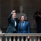 El alcalde de Barcelona Jaume Collboni y el alcalde de Madrid José Luis Martínez-Almeida, a su llegada a una reunión en el Ayuntamiento de Barcelona