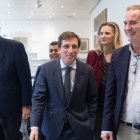 El alcalde de Madrid, José Luis Martínez-Almeida , a su salida de la comparecencia ante la Comisión de Vivienda y Agenda Urbana, en el Senado