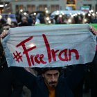 13 January 2026, Berlin: A demonstrator holds a sign reading "#FreeIran" during a demonstration at Paris Square in Berlin, in support of the nationwide mass protests against the government in Iran. Photo: Sebastian Christoph Gollnow/dpa

13/1/2026 ONLY FOR USE IN SPAIN
