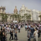 Gente en la Plaza del Ayuntamiento de Valencia