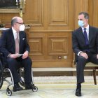 Su Majestad el Rey junto a John de Zulueta en una audiencia en la que se recomendaba el uso de mascarillas. 
Casa de S.M. el Rey
09/6/2020